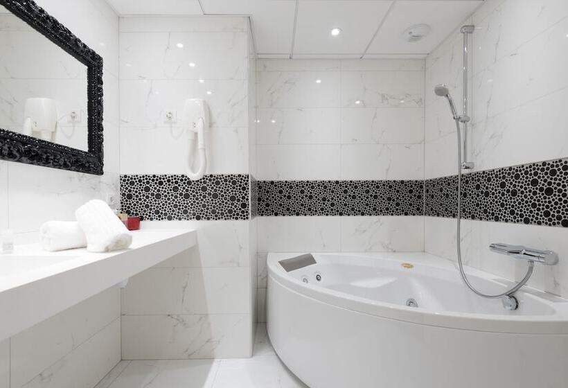 جناح جونيور, Bristol