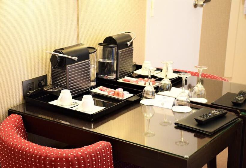 اتاق کلاسیک, Folkestone Opera