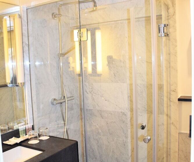 اتاق لوکس با تراس, Folkestone Opera