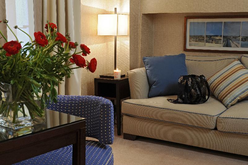 اتاق لوکس با تراس, Folkestone Opera