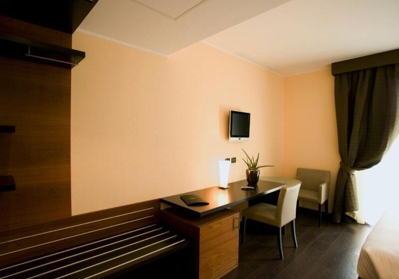 اتاق کلاسیک, Folkestone Opera