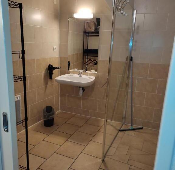 חדר סטנדרט לשלושה, Hôtel Confort 09 Ou Hc 09