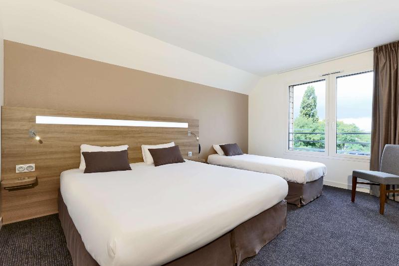 Номер Стандарт Трехместный, Kyriad Hotel Laval