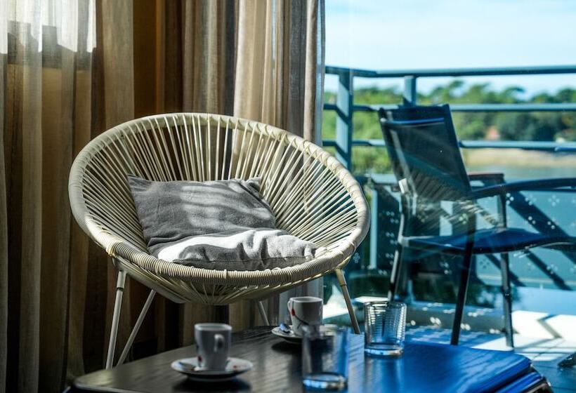 带河湖景观的轻年套房, Le Pavillon Bleu