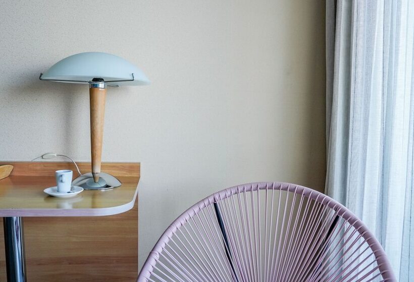 带河湖景观的轻年套房, Le Pavillon Bleu