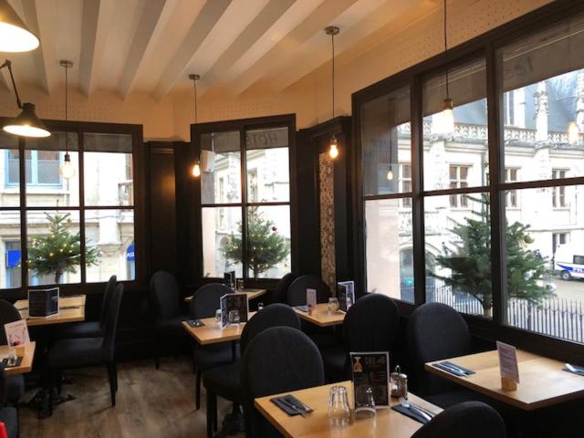 Номер Стандарт, Les Initiés