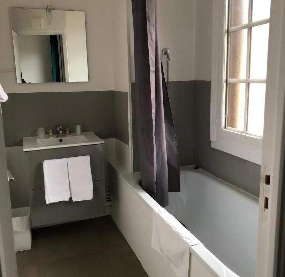 Номер Superior с Видом, Les Initiés