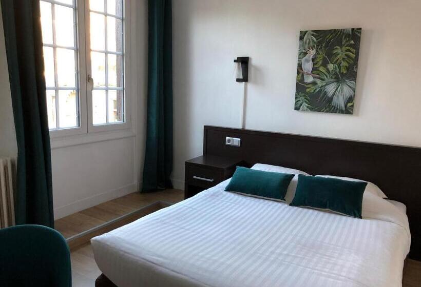 Номер Superior с Видом, Les Initiés