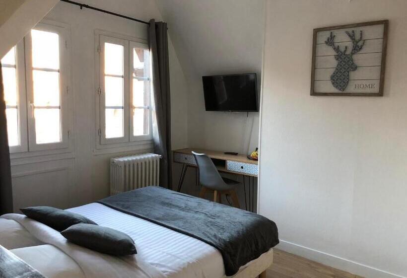 Номер Superior с Видом, Les Initiés