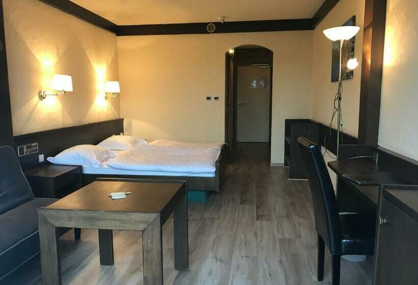 جناح جونيور, Restaurant Aux Trois Roses