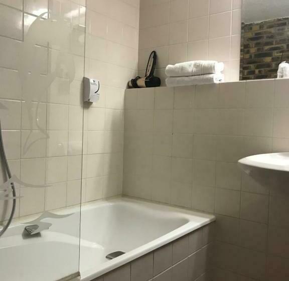 جناح جونيور, Restaurant Aux Trois Roses