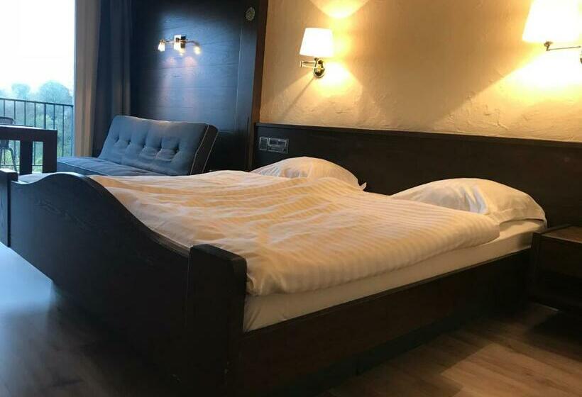 جناح جونيور, Restaurant Aux Trois Roses