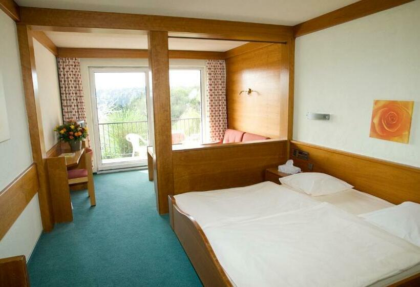 جناح جونيور, Restaurant Aux Trois Roses