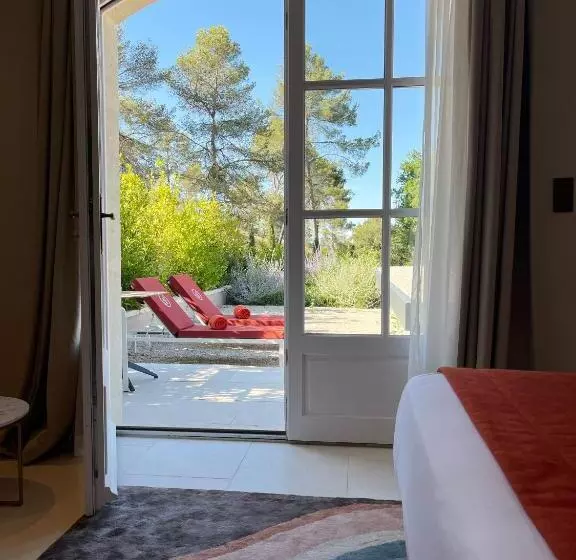 سوئیت جونیور با تراس, Domaine De Valmouriane