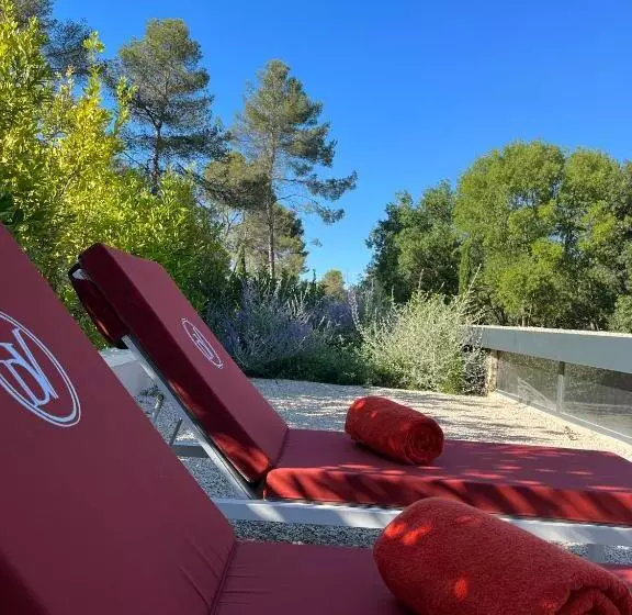 سوئیت جونیور با تراس, Domaine De Valmouriane