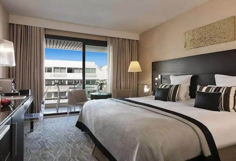 اتاق سوپریور با چشم‌انداز شهر, Hôtel Barrière Le Gray D Albion