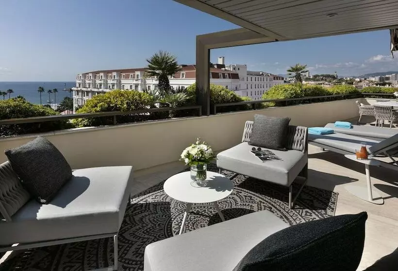 سوییت با چشم‌انداز دریا, Hôtel Barrière Le Gray D Albion
