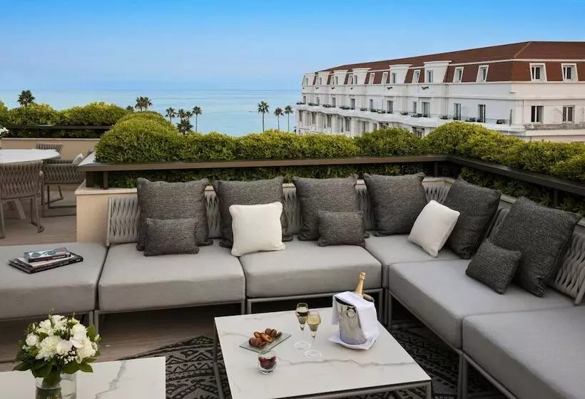 سوییت با چشم‌انداز دریا, Hôtel Barrière Le Gray D Albion