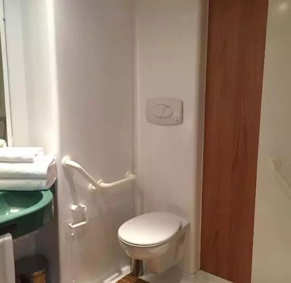 身障者適用キングサイズベッドルーム, Holiday Inn Nice, An Ihg