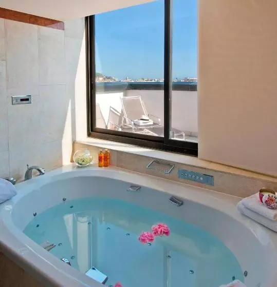 景色の見えるスイートルーム, Holiday Inn Nice, An Ihg