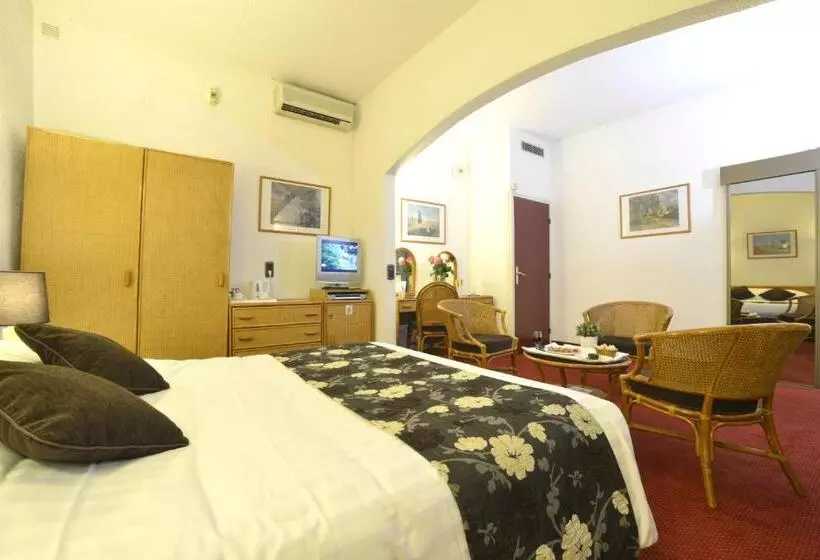 スーペリアトリプルルーム, Hôtel D’angleterre Grenoble Hyper Centre