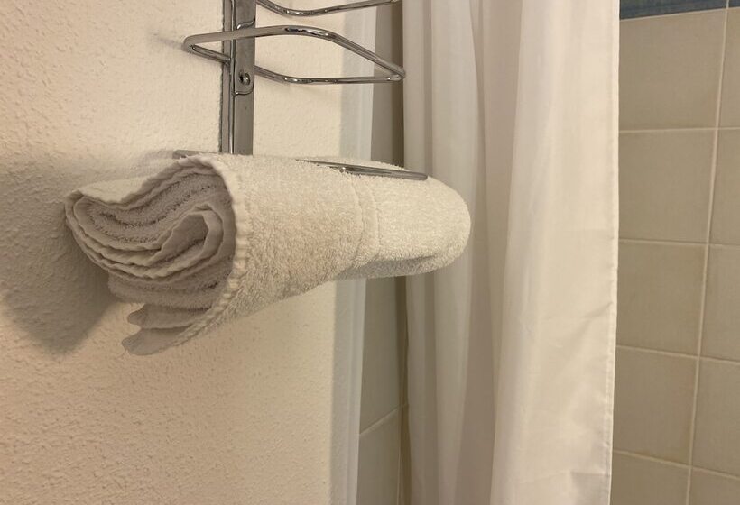 Номер Стандарт, Kyriad Direct Marseille Ouest Martigues