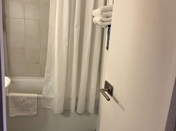 Номер Стандарт, Kyriad Direct Marseille Ouest Martigues