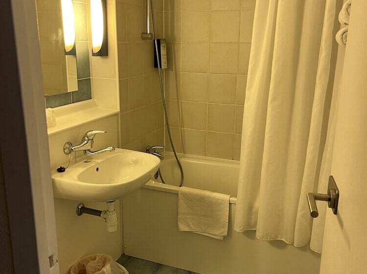 Номер Стандарт, Kyriad Direct Marseille Ouest Martigues