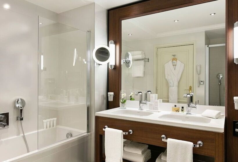 اتاق لوکس با چشم‌انداز شهر, Hôtel Barrière Le Majestic Cannes