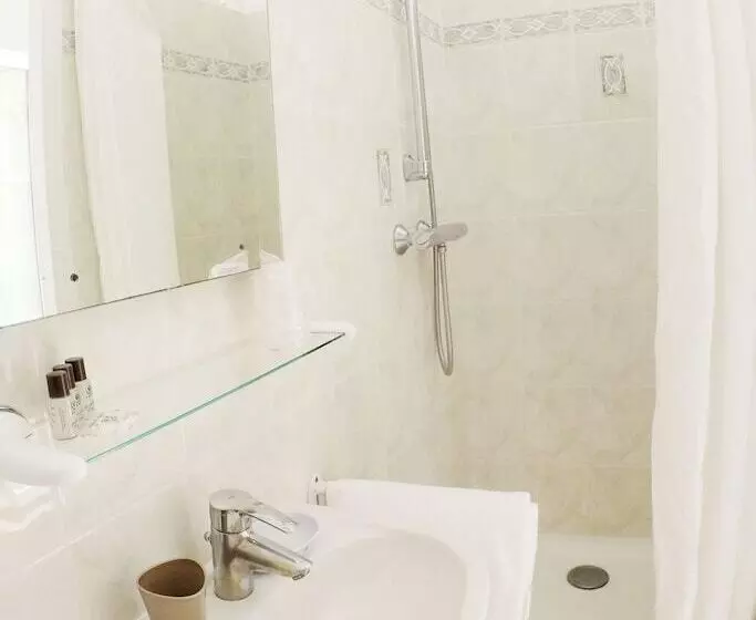 اتاق راحتی سه تخته, Hôtel L Oustaou