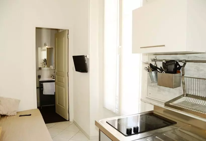 استودیوی استاندارد, Hôtel L Oustaou