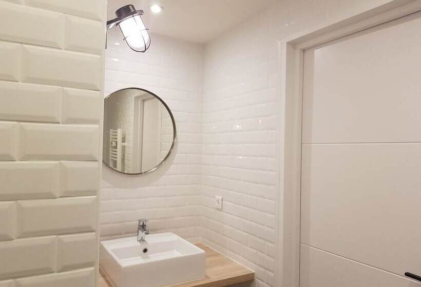 غرفة قياسية ثلاثية, Les Lauriers