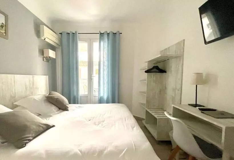 Comfort room with balcony, Les Palmiers En Camargue