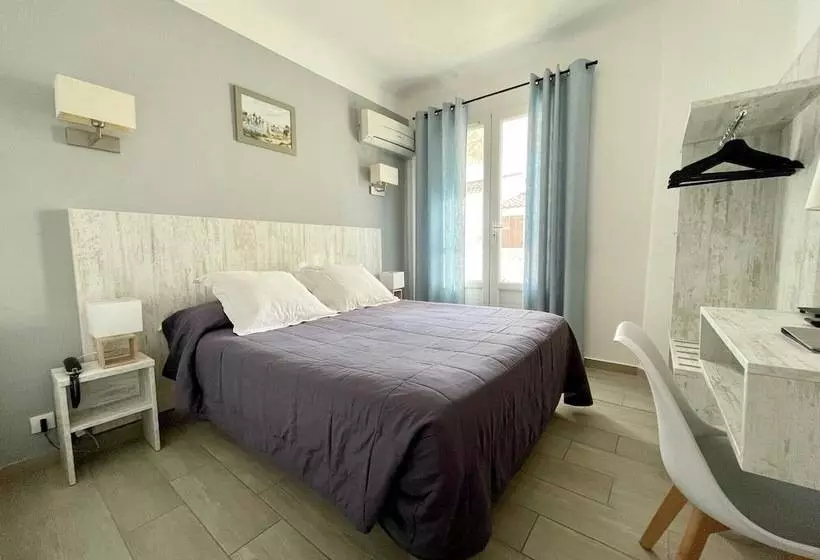 Comfort room with balcony, Les Palmiers En Camargue