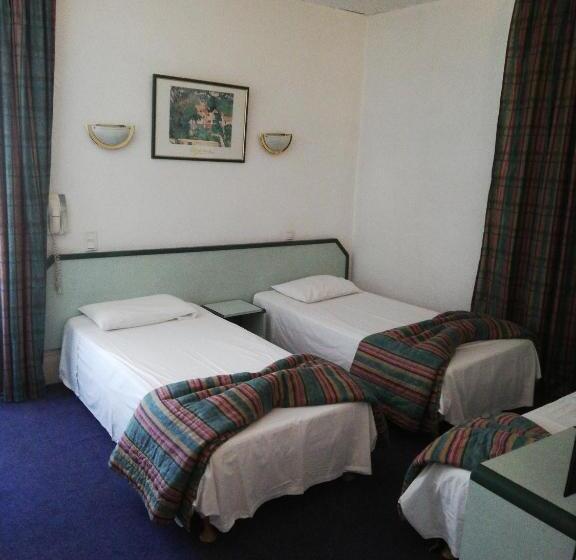 اتاق استاندارد سه نفره, De Nevers