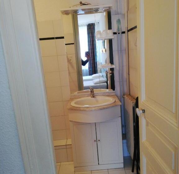 اتاق استاندارد سه نفره, De Nevers