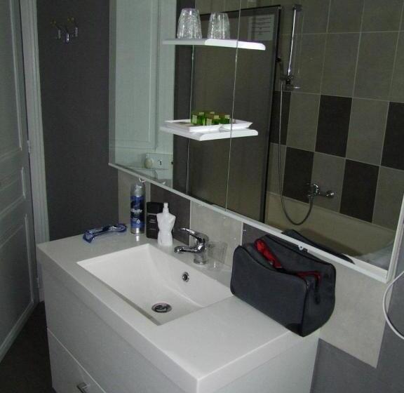 Economy Triple Room, De Nevers