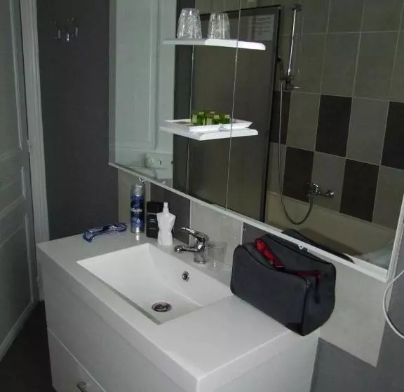 Economy Triple Room, De Nevers