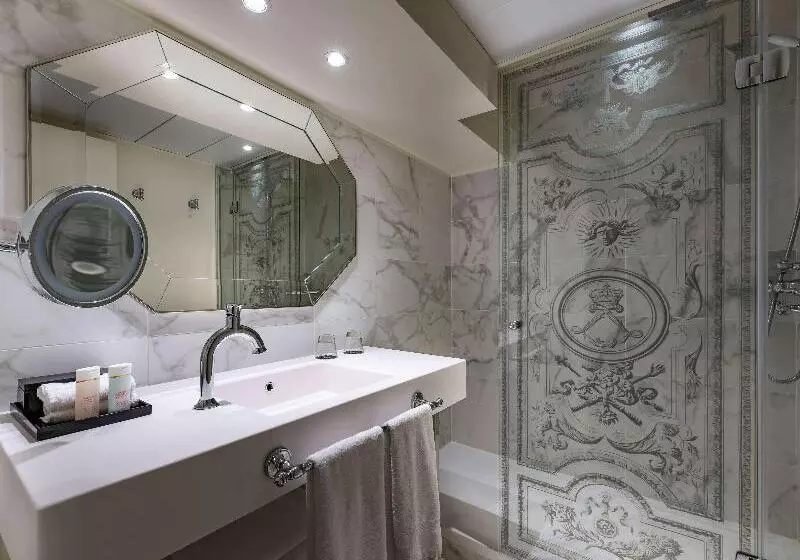 اتاق لوکس با تخت بزرگ, Mgallery Le Louis Versailles Château