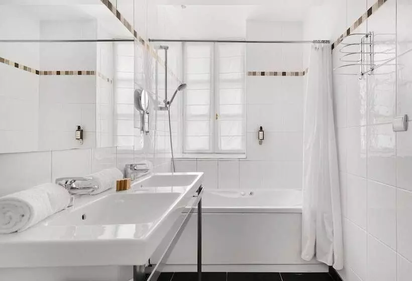 Quarto Triplo Estandar, Le Phenix