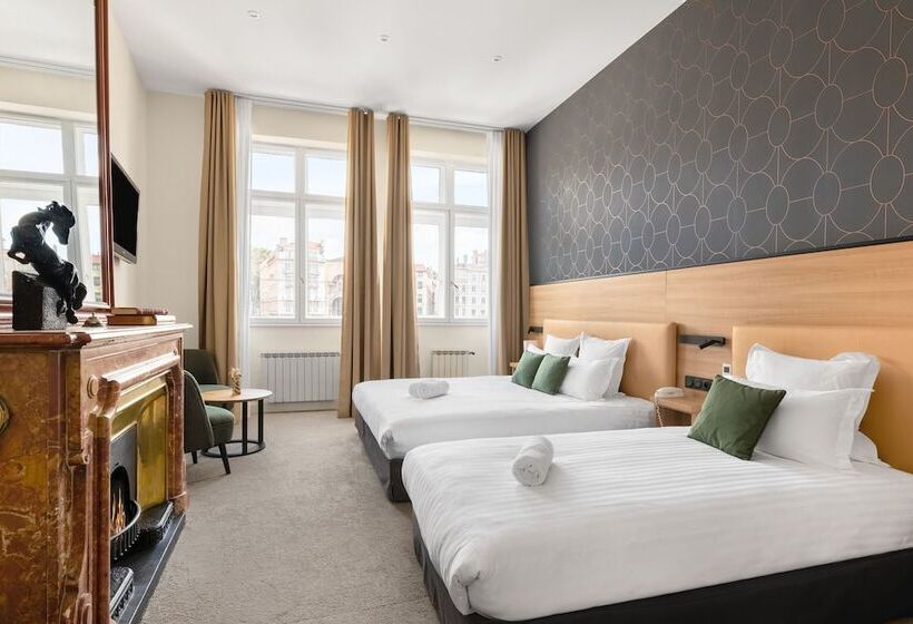 اتاق استاندارد سه نفره, Le Phenix