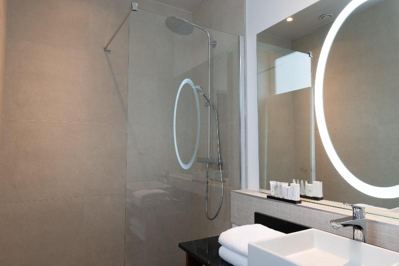 اتاق اجرایی, Le Phenix