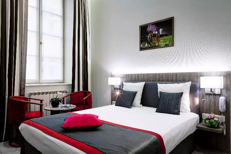 Quarto Estandar, Le Phenix
