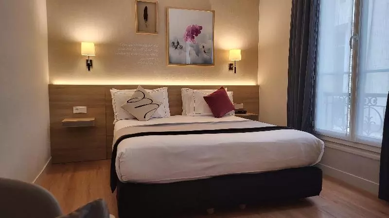 سوییت جونیور, Magda Champs Elysees