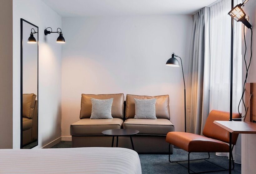 家庭间, Moxy Paris Bastille