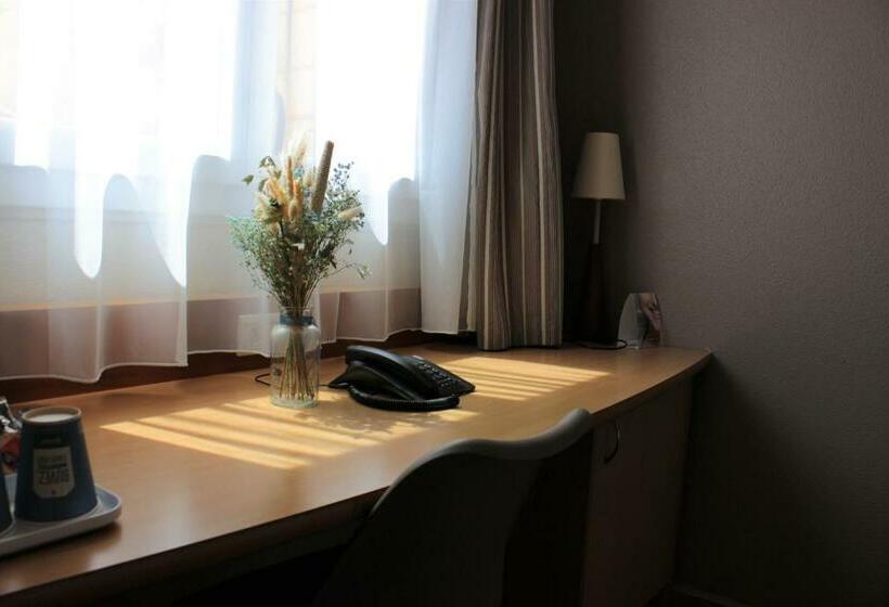 Номер Стандарт, Kyriad Hotel Montpellier Centre Antigone