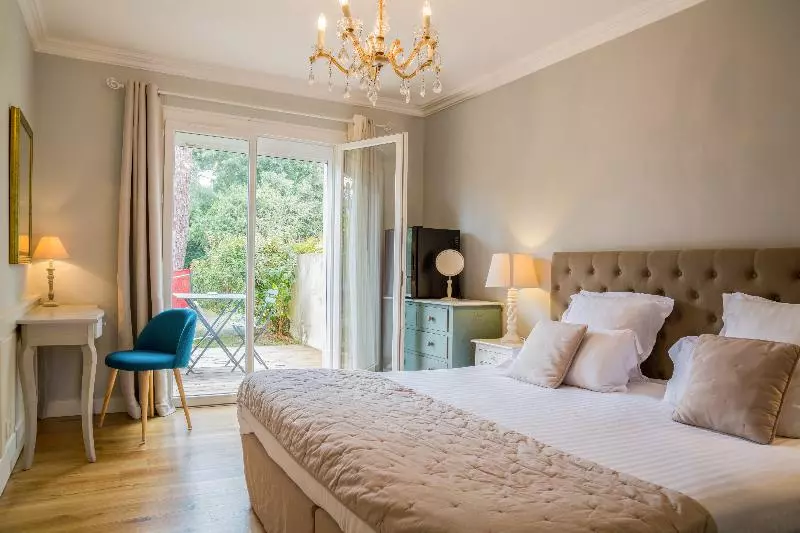 テラス付きスタンダードルーム, Hôtel The Originals Résidence De Rohan