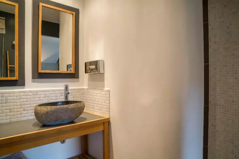 テラス付きスタンダードルーム, Hôtel The Originals Résidence De Rohan