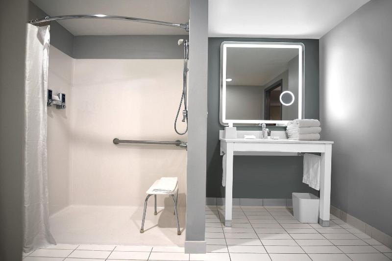 패밀리 룸, Aberdeen Douglas