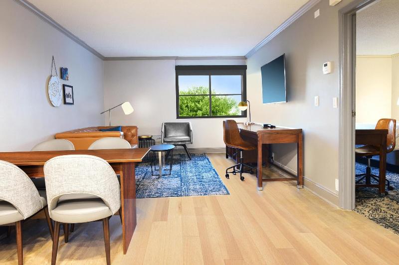 패밀리 룸, Aberdeen Douglas